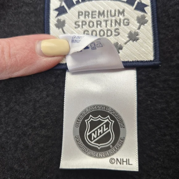 Vancouver Canucks NHL Zip Hoodie Black Spellout Logo Women’s Large NWT - Picture 9 of 9